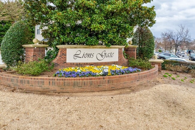 Building Photo - Location, Location, Location! 3 Bedroom 2....