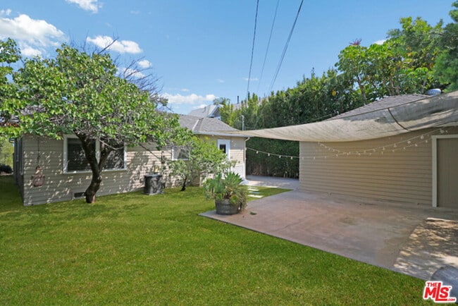 Building Photo - 523 N Gower St