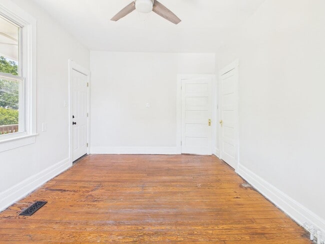 Building Photo - 203 W 33rd St