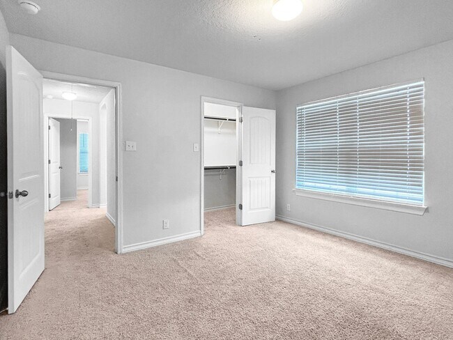 Building Photo - Spacious Valley Ranch 4/2.5 (2,324 SF) w/ Loft/Game Room