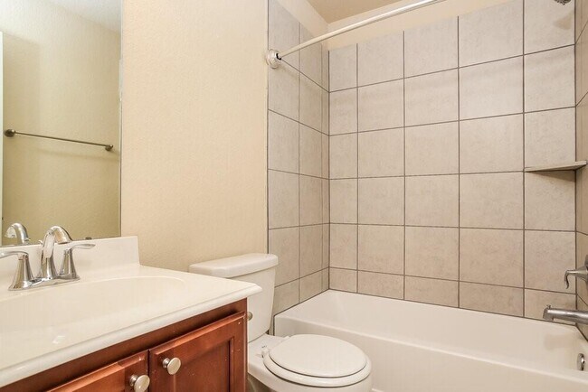 Building Photo - 988 Arbor Glen