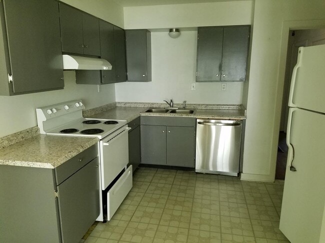 Primary Photo - 3 Sherwood Ln