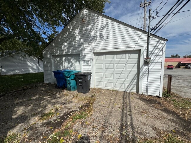 Building Photo - For Rent – 4 Bedroom Home in Moline (Hamil...