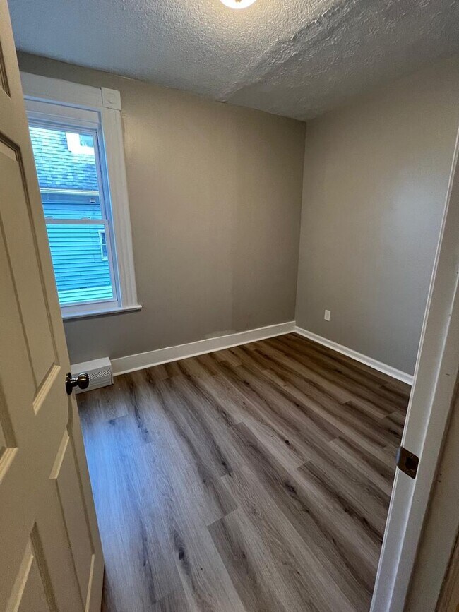 Building Photo - Newly Renovated 3 Bedroom Apartment