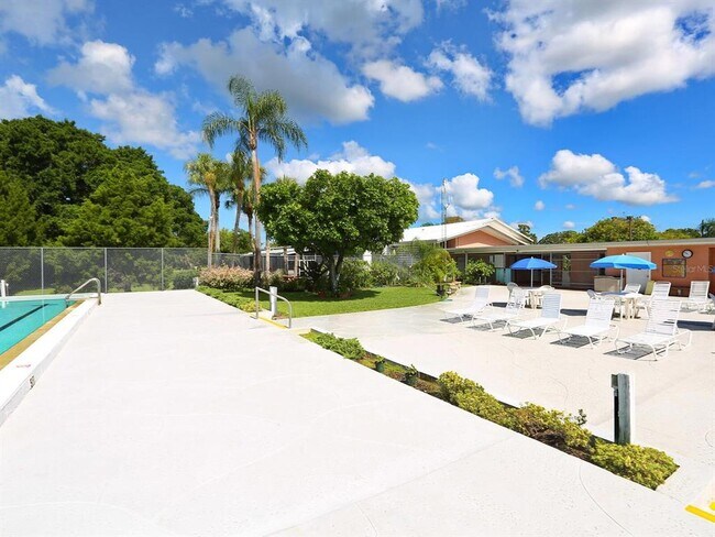 Building Photo - 3115 Bay Dr