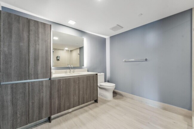 Building Photo - 111 SE 1st Ave