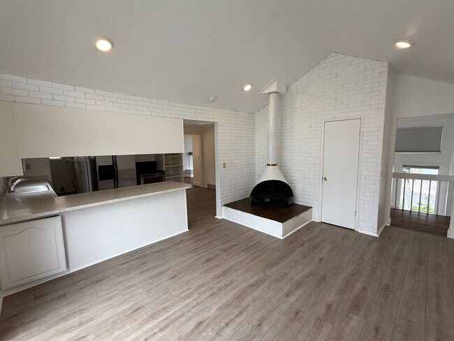 Building Photo - Large Five Bedroom Home, Sandy, 2500 sq ft, New Paint, New carpet, New Flooring