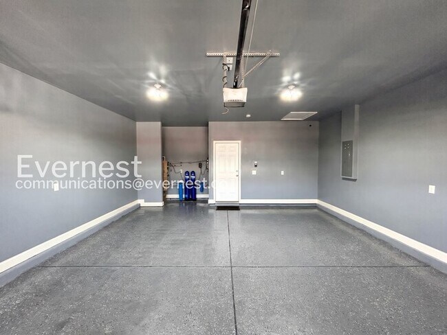 Building Photo - Spacious 4Beds 3.5Bath Single Family Rental with Modern Amenities / Available Now!