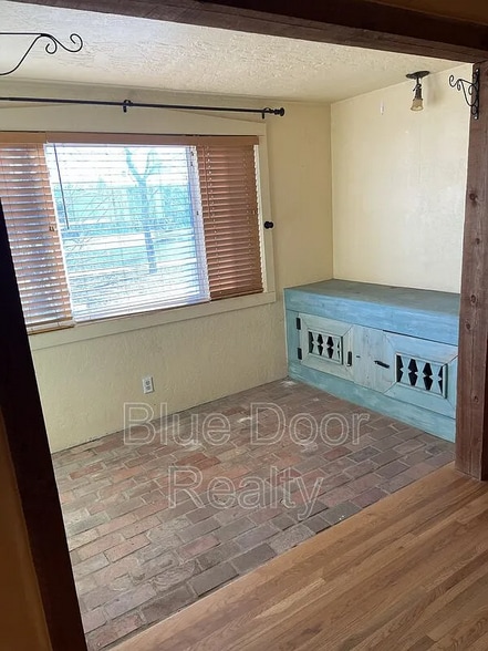 Building Photo - 1001 Jackson St SE