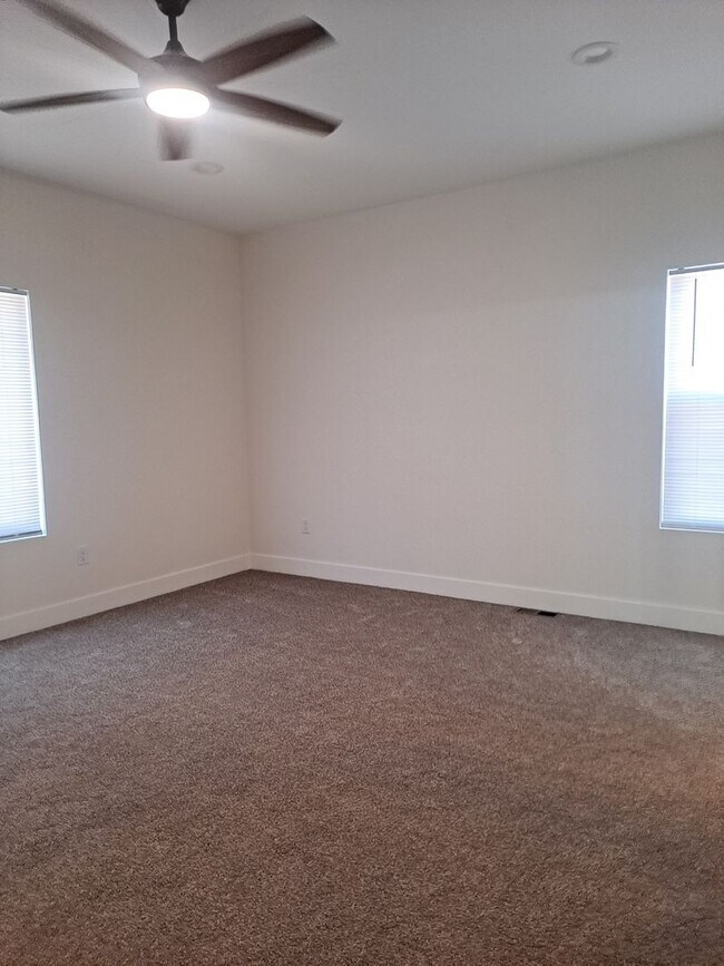 Building Photo - ALL PROSPECTIVE TENANTS MUST SUBMIT A $58 ...