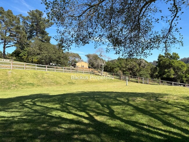 Building Photo - Wonderful property on large acre lot on Ta...