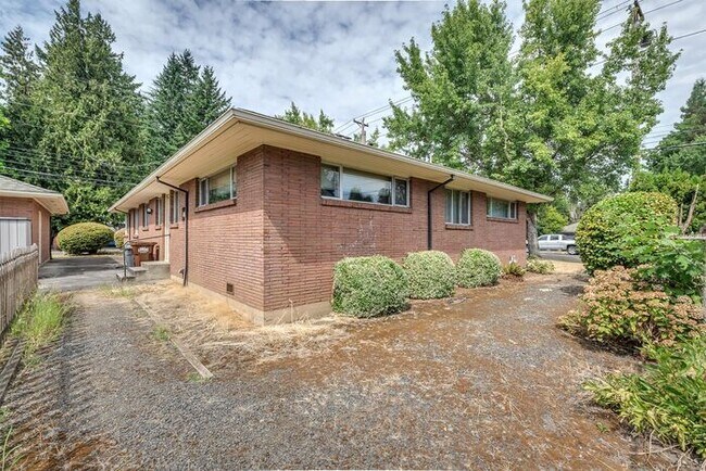 Building Photo - 3 Bedroom Single Level