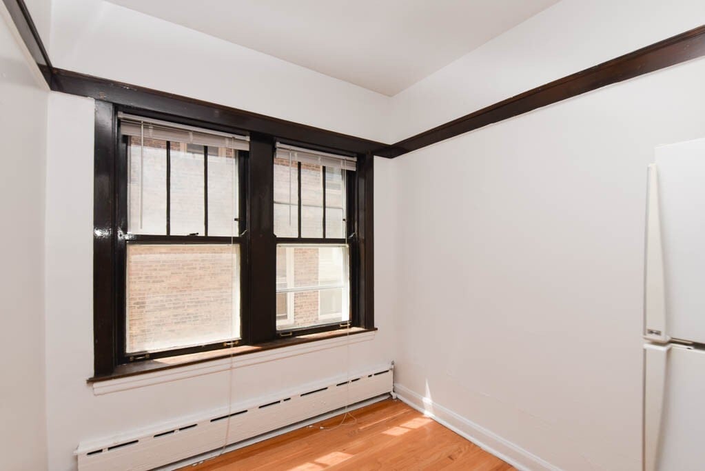 Building Photo - 821 W Waveland Ave