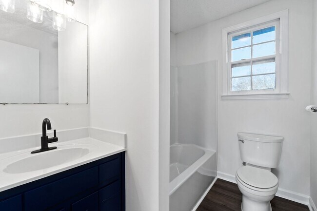 Building Photo - 3 Bedroom Dog Friendly Home For Rent!