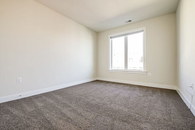 Building Photo - Updated 3br/2.5ba Condo Townhome Alexandria Walk to Metro