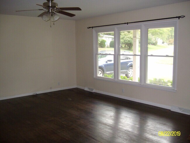 Building Photo - 3 bd-1 1/2 bath