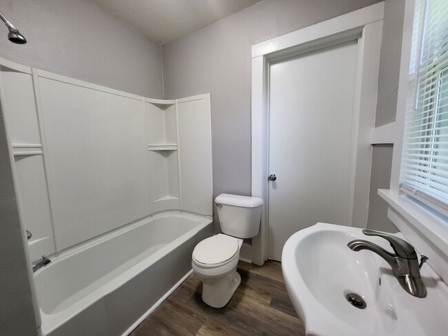Building Photo - 2 Bedroom, 1 Bathroom home!