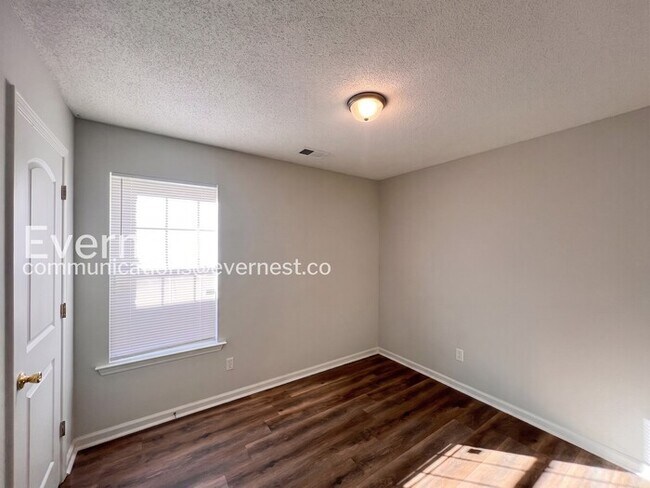 Building Photo - 3 Bed, 2 Bath Home with Garage / Pet-Friendly / Coming Soon!