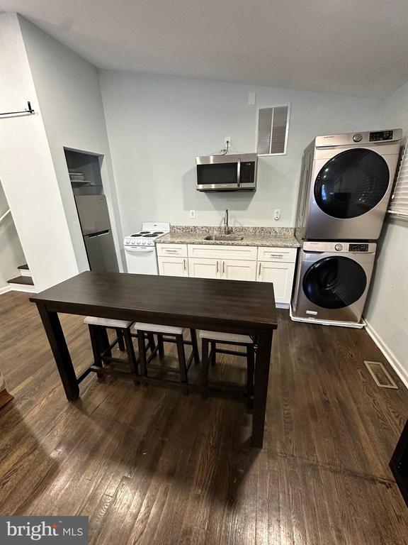 Building Photo - 10006 Green Forest Dr