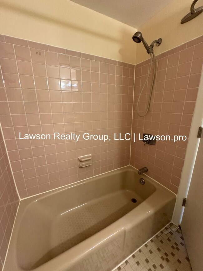 Building Photo - Two Bedroom Condo w/ Updated Kitchen in Hunting Hills