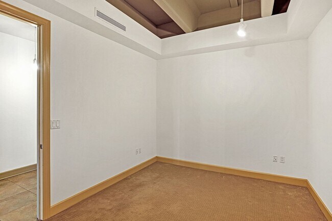 Building Photo - Live the Metropolitan Lifestyle