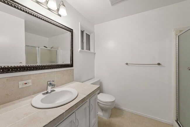 Building Photo - Beautiful & stunning 6-bed, 3-bath house in Edmonds for rent!