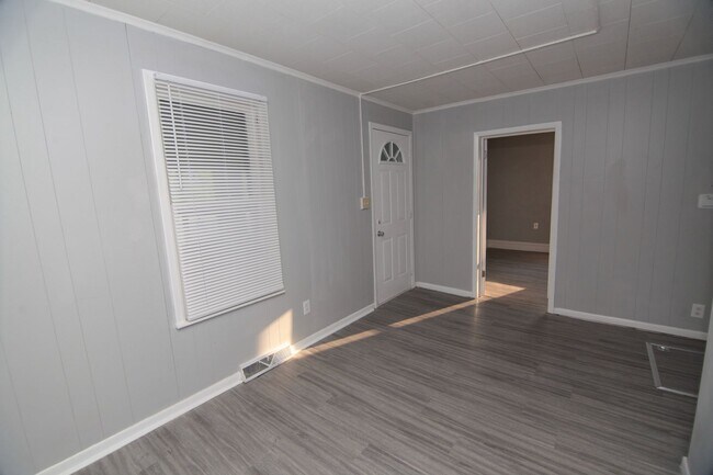 Building Photo - Updated 1 Bedroom Pet Friendly Home - Rent...