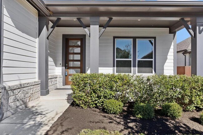 Building Photo - 908 Knowles Dr