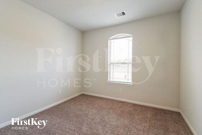 Building Photo - 131 Lk Wy Cir