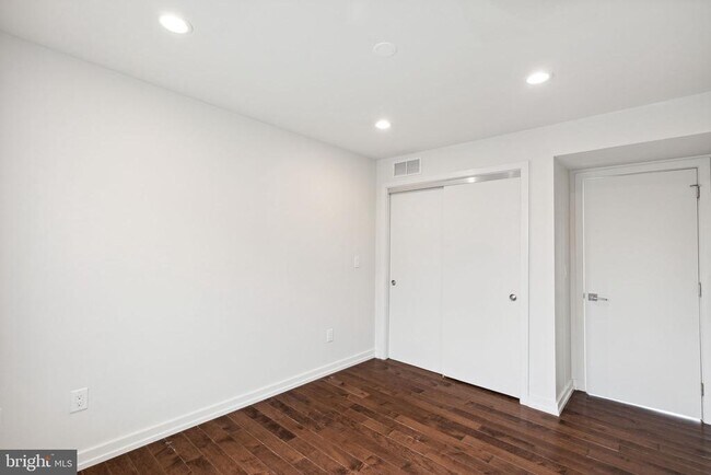 Building Photo - 708 S Sartain St