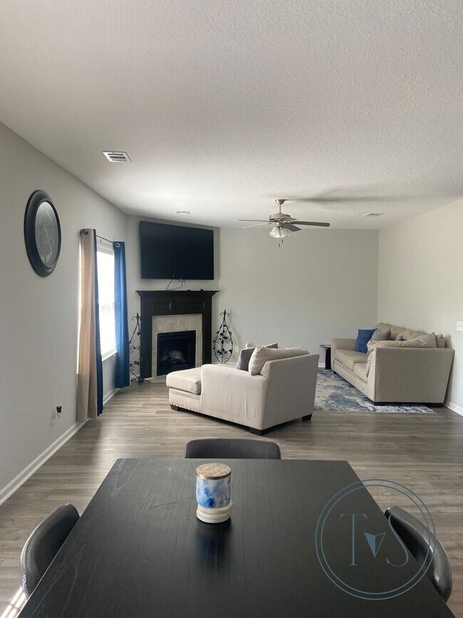 Building Photo - SPRING MOVE-IN SPECIAL AND RATE DROP ALERT...