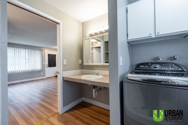 Building Photo - Great 3 bedroom 2 bathroom townhome for rent in South Spokane Valley