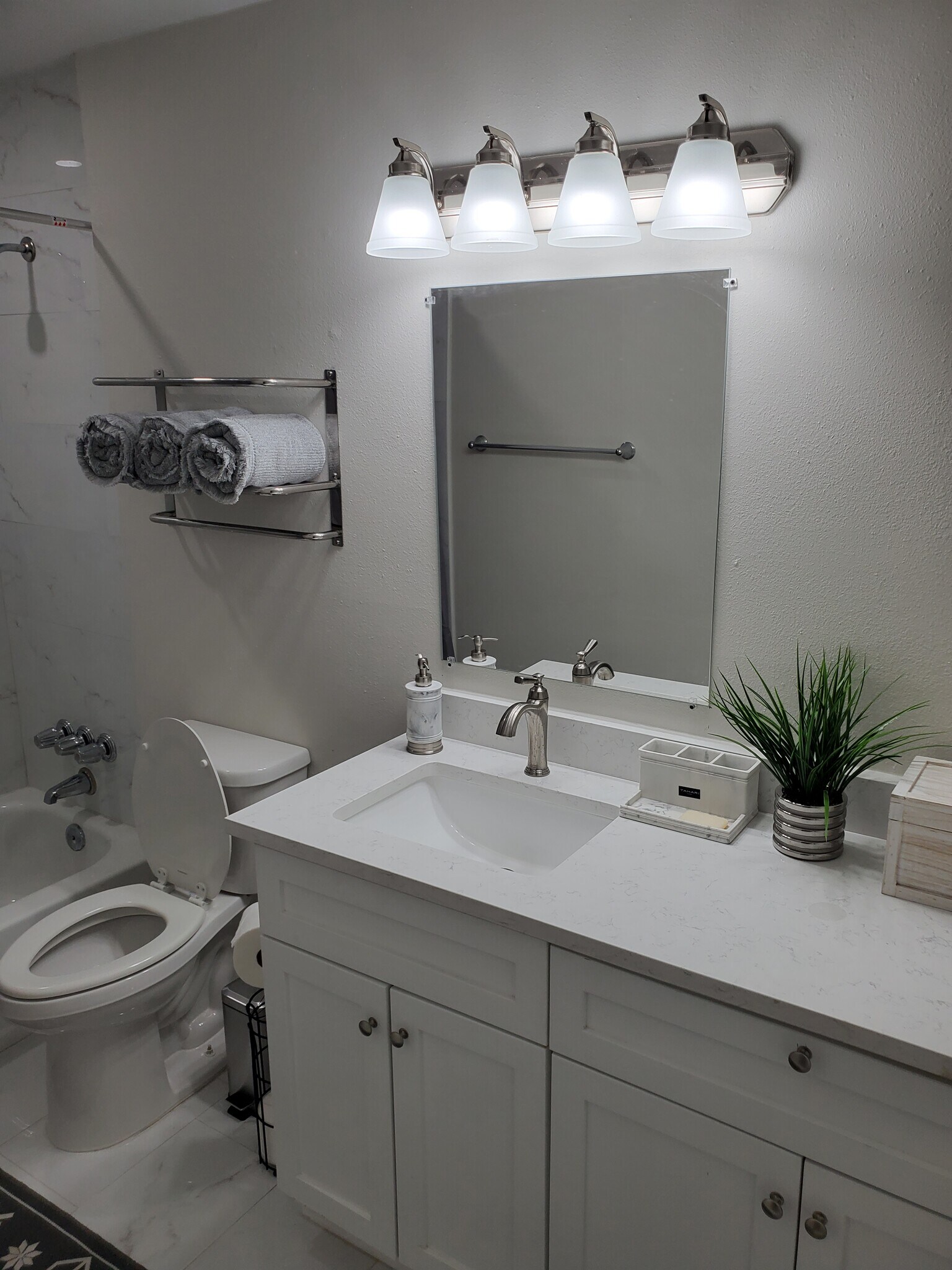 Building Photo - 1161 Lake Ave