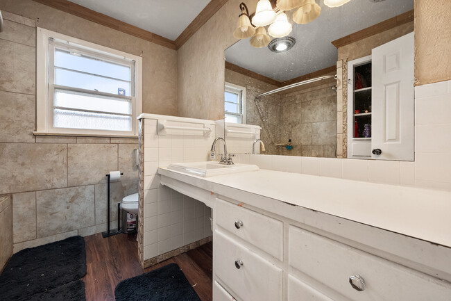 Hall bath - 2703 54th St