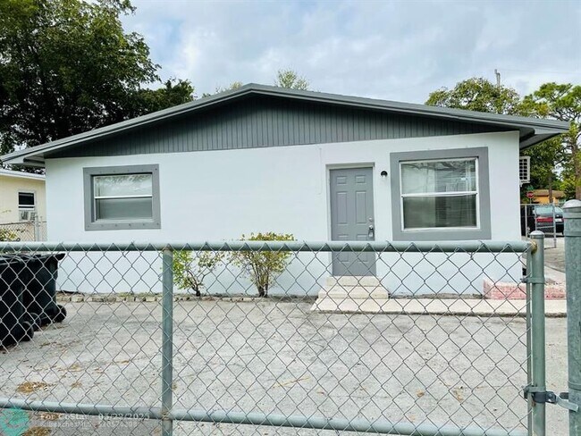 Building Photo - 889 NW 16th Ave