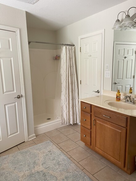 Main Bath w/ Shower - 164 Tyler Cv