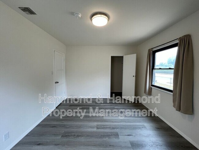 Building Photo - 18003 Saticoy St