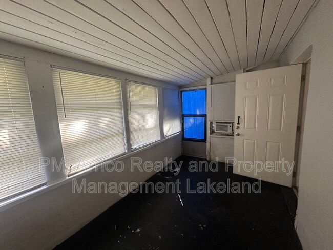 Building Photo - 403 Normandy St