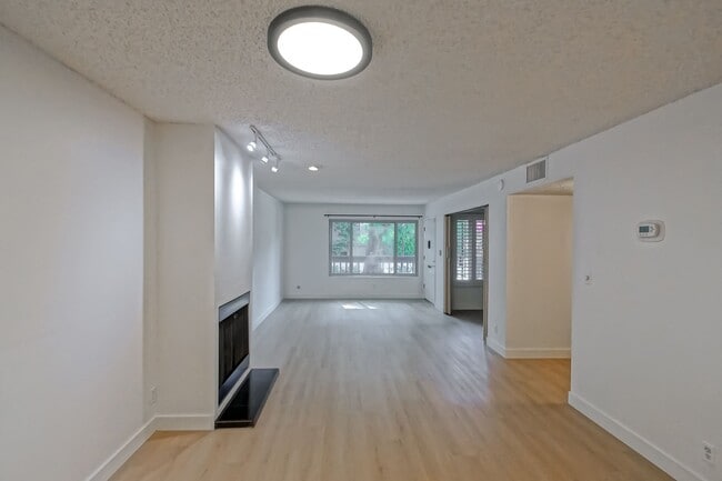 Building Photo - SPACIOUS, 2-STORY, 3BR2.5BA LAKESIDE CONDO...
