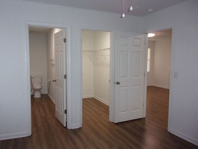 Building Photo - 3 Bedroom 2 Bath Home across from city park