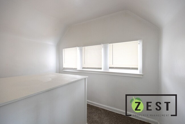 Building Photo - OPEN HOUSE- 12/23! 4PM-4:30PM! Beautiful 3 BED 1 BATH!