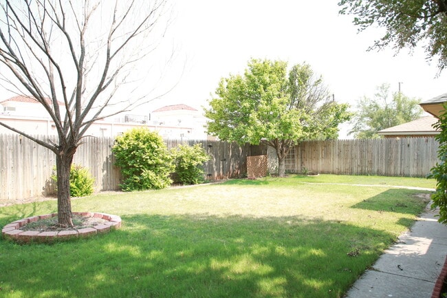 Building Photo - Beautifully Maintained 3/2/2 in Preston Smith