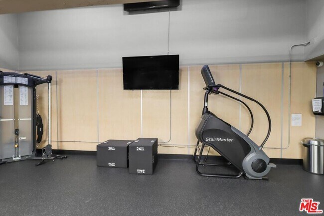 Building Photo - 10982 Roebling Ave