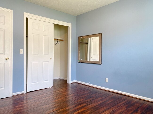 Building Photo - Stunning 5 bedroom, 2 bathroom house!