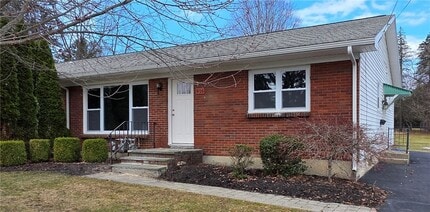 Building Photo - 914 W 2nd St