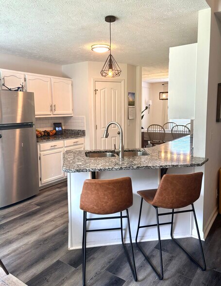 Building Photo - 604 Greenleaf Ave