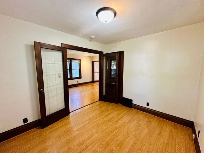 Building Photo - Charming 2-Bedroom Home with Hardwood Floo...