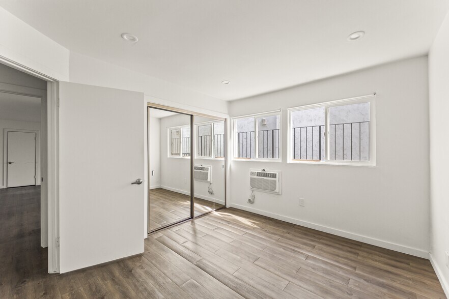 Building Photo - 4323 Van Nuys Blvd