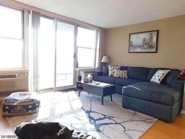 Building Photo - 300 Main St