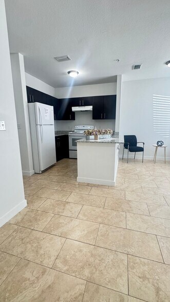 Building Photo - 420 W 77th St